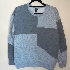 Women’s Wild Fable sweater. Size Small in grey.